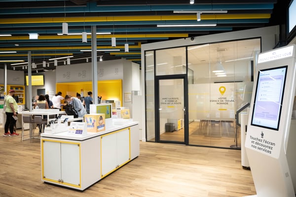 Vue intérieure du bureau de poste de Strasbourg Esplanade 100 % dédié aux jeunes . Il offre un espace de travail nomade et permet également de passer son code Nouvel automate transactionnel (NAT).