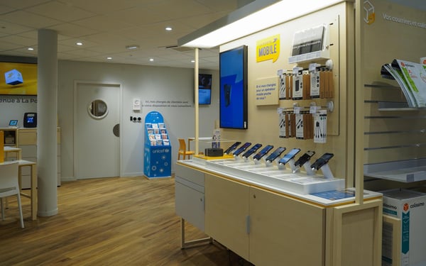 présentoir de l'offre La Poste Mobile à La Poste REIMS CERES