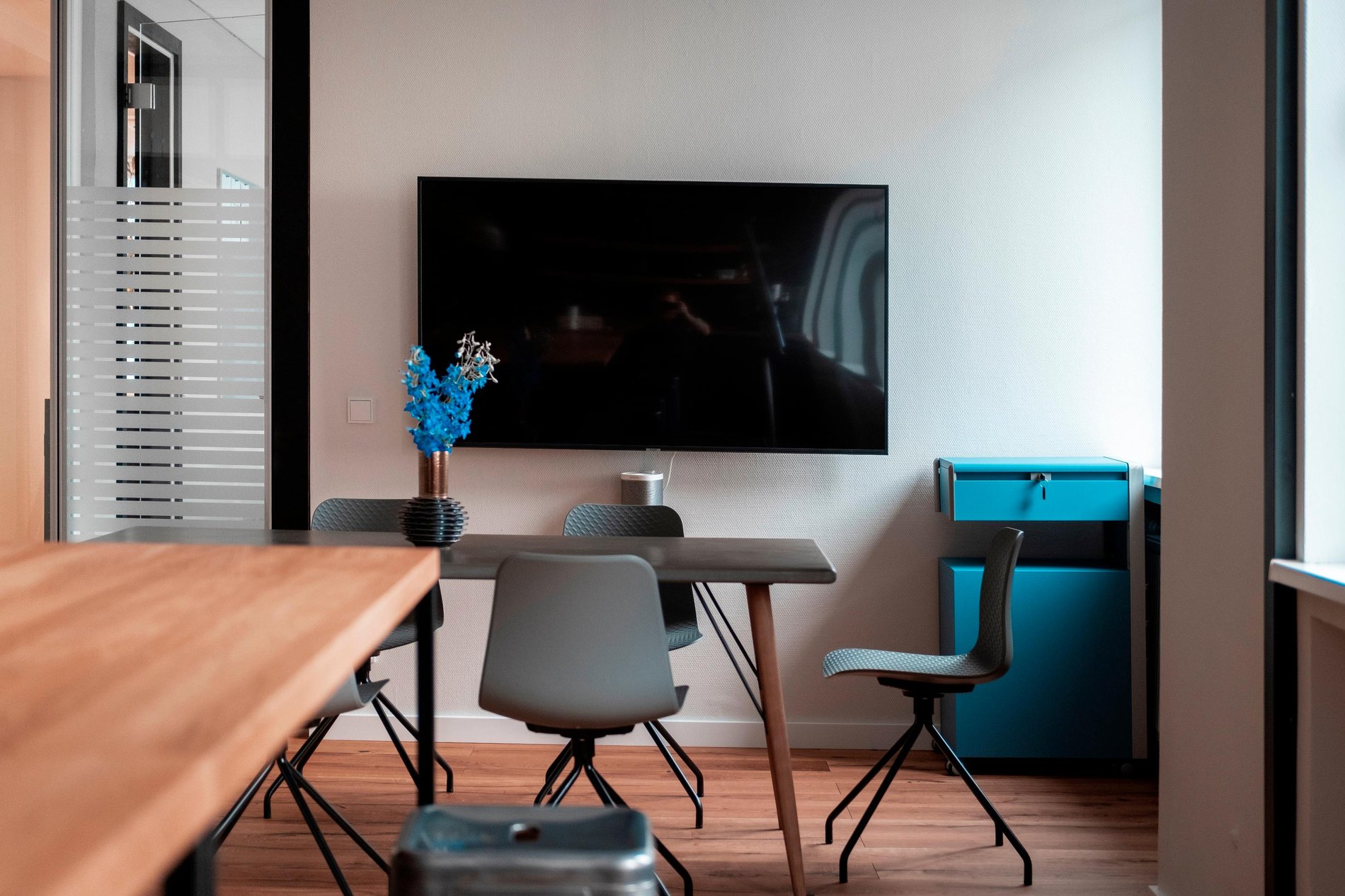 Bild von einem Besprechungsraum der Barmenia Versicherung Siegen mit moderner Technik.