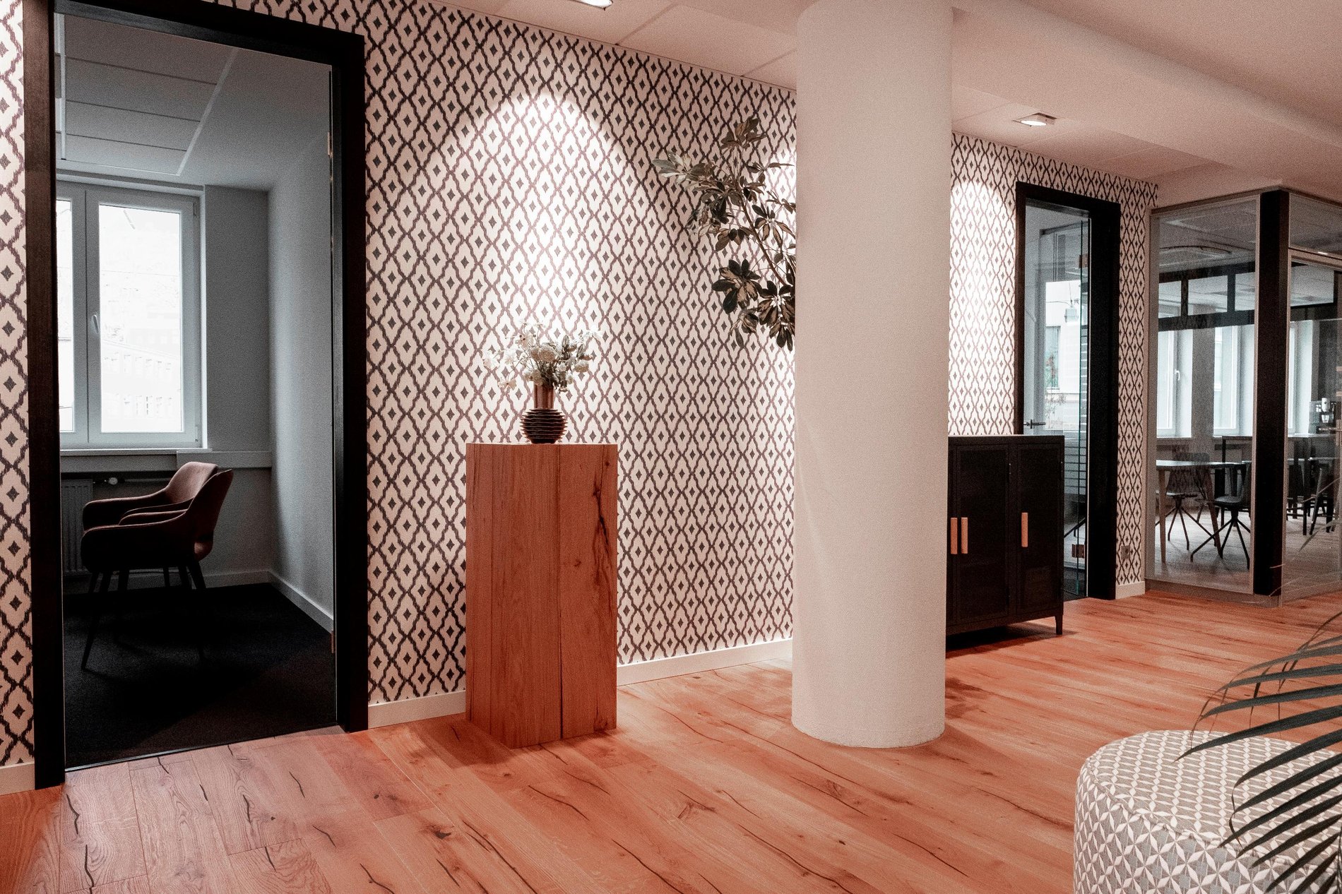 Großzügige Räumlichkeiten der Barmenia Versicherung Siegen mit modernem Interieur.