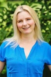 Die Geschäftsführung der DEVK Versicherung Overath, Michaela Heppner, lächelt entspannt in die Kamera.