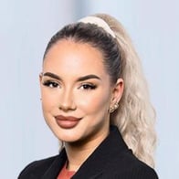 Darleen Schneiderat. Ihre Ansprechpartnerin für die Barmenia Versicherung in Lübeck.