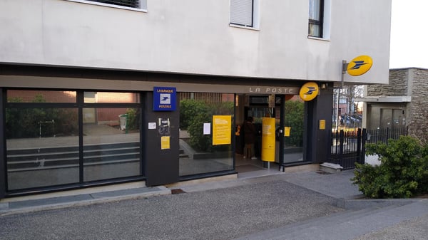 Photo du point La Poste RUEIL BOUGAINVILLEES