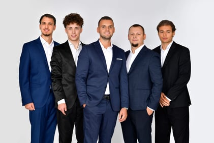 Vier Junge Herren auf einem Bild. Sie bilden ein Team einer Versicherungsagentur der DEVK in Tübingen ab.