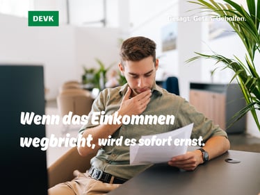 Mann sitzt mit Unterlagen in der Hand am Tisch und nimmt die Hand vor den Mund - Google Beitrag zum Thema: Wer zahlt Ihre Kosten, wenn Sie nicht arbeiten können?