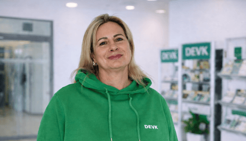 Innendienstmitarbeiterin Katja Lenz, DEVK Versicherung Nuthetal, Foto im grünen DEVK-Hoodie