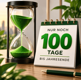 Bild mit einer Sanduhr und einem Kalenderblatt nur noch 100 Tage bis Jahresende und einem Kugelschreiber