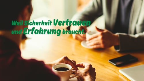 Beratung mit Kaffee am Tisch - Warum ist eine persönliche Versicherungsberatung in Mainz wichtiger als ein anonymes Online-Portal?