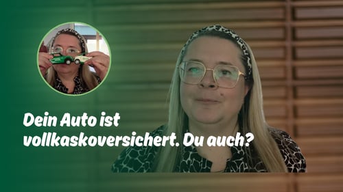 Ljiljana Bogdanovic in ihrer DEVK-Agentur mit zwei kleinen DEVK-Autos; im Bild steht: „Dein Auto ist vollkaskoversichert. Du auch?“