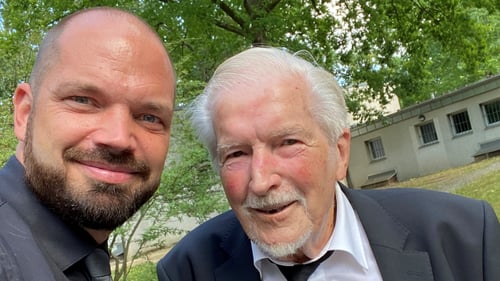 Das Foto zeigt den Agenturleiter Manuel Brühn mit seinem Opa
