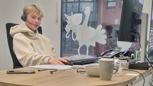 Linus Landwehr als Praktikant in der DEVK Geschäftsstelle Michael Landwehr in Cloppenburg.