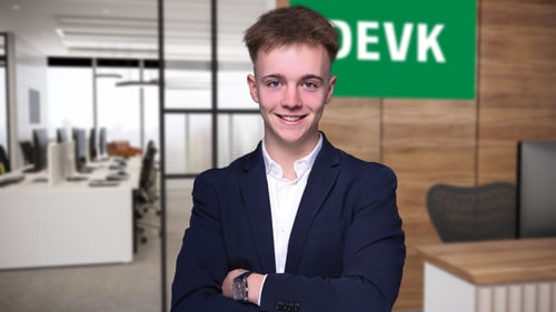 Sie sehen den Auszubilden Janik Borrmann von der DEVK in Jena