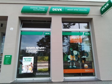 Außenansicht und Schaufenster der DEVK Versicherungsagentur Christian Weitze in Gera