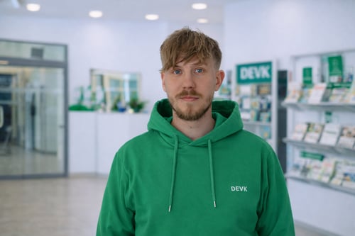 stv. Bezirksleiter Tobias Neß, DEVK Versicherung Potsdam, Foto im grünen DEVK-Hoodie