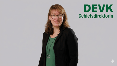 Das Foto zeigt die Agenturleiterin Andrea Hecker lächelnd, die seit 20 Jahren für die DEVK tätig ist.