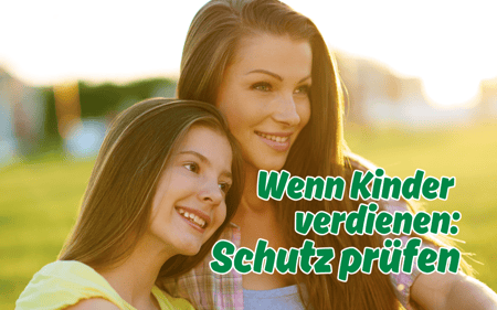 Mutter und Tochter im Freien mit der Bildheadline „Wenn Kinder verdienen: Schutz prüfen“ – Hinweis auf Familienversicherung bei Studium, Ausbildung und Minijob in Stutensee.