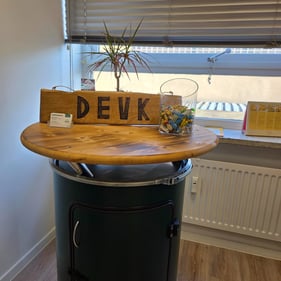 Tisch mit einem DEVK Aufsteller in der Geschäftsstelle in Uslar.