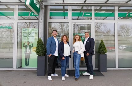 Bild des Teams vor dem Büro in Augsburg