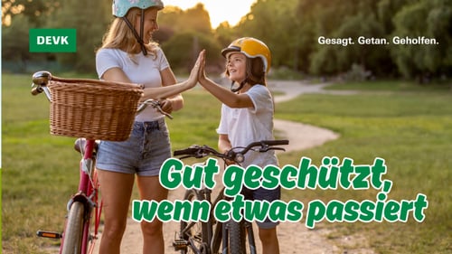 Mutter und Kind mit Fahrrädern und Helmen im Park – Motiv zum Thema Unfallversicherung für Alltag und Freizeit in Neuburg an der Donau.
