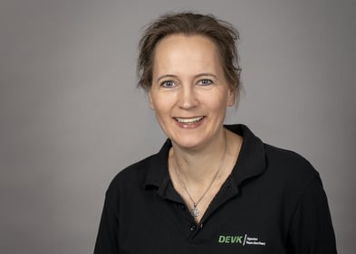 Zu sehen ist die Vertriebsassistenz des Büros im Schwarzen Polo Shirt