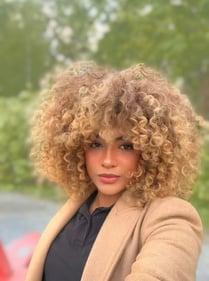 Mitarbeiterin Frau Janelfi Paredes in der DEVK-Agentur in Berlin-Steglitz