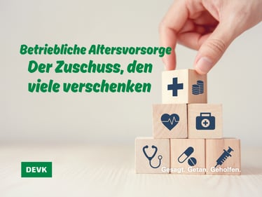 Bildmotiv zum Thema betriebliche Altersvorsorge: Eine Hand baut eine Pyramide aus Holzwürfeln mit Gesundheitssymbolen. Titel: ‚Der Zuschuss, den viele verschenken'