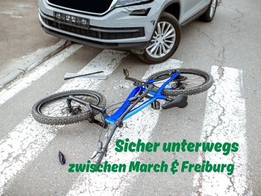 Fahrradfahrer im Berufsverkehr bei Freiburg-Landwasser – Symbolbild zum Thema Unfallrisiko, Pendeln und Versicherungsschutz für Menschen aus March.