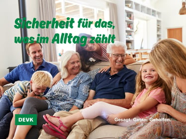 Familie in Berlin. Familie sitzt zuhause zusammen und prüft wichtige Versicherungen für Alltag, Hausrat und Einkommen.