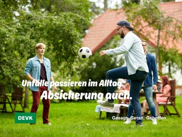 Junge Leute beim Fußballspielen im Garten - Beitragsbild zum Thema: Kapselriss, Bänderdehnung oder Sturz beim Sport – was ist eigentlich abgesichert?