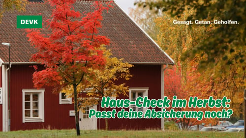 Einfamilienhaus im Herbst mit bunten Bäumen – Hinweis auf den Check der Wohngebäudeversicherung bei DEVK Göbel & Pfaffenbach