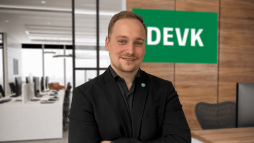 Sie sehen Florian Voigt, den Stellvertreter der Geschäftsstelle in Jena Lobeda, in einer Büroatmosphäre im Hintergrund ist das DEVK Logo