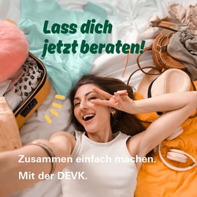 Frau mit Koffer und Kleidungsstücken für die nächste Reise.