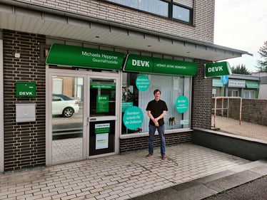 Die Frontansicht des Büros der DEVK Versicherung in Rösrath, geführt von Michaela Heppner.