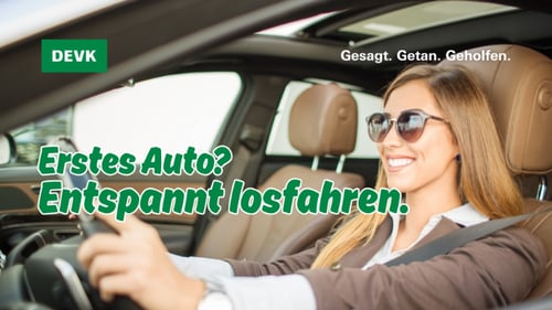 Junge Autofahrerin sitzt entspannt am Steuer ihres ersten Autos mit der Bildheadline „Erstes Auto? Entspannt losfahren.“ – Thema Kfz-Versicherung für Fahranfänger in Bochum.