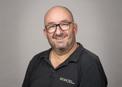 Zu sehen ist Agenturleiter in mit Schwarzer Brille in einem Schwarzen Polo
