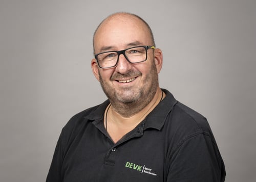 Zu sehen ist Agenturleiter in mit Schwarzer Brille in einem Schwarzen Polo