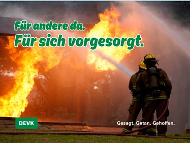 Feuerwehrleute im Einsatz bei einem Großbrand – Symbol für das Engagement der Freiwilligen Feuerwehr in der Region Neustadt an der Orla und die Bedeutung einer lückenlosen privaten Absicherung für Ehrenamtliche.