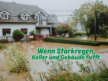 Überflutetes Wohnhaus nach Starkregen mit Wasser im Vorgarten und der Aufschrift „Wenn Starkregen Keller und Gebäude trifft“