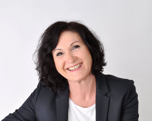 Sie sehen auf dem Foto die Agenturleiterin und Ansprechpartnerin für die DEVK Agentur in Teterow und Güstrow.