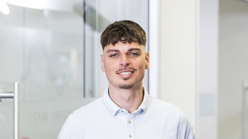 Auszubildender Fabrice Ceku der DEVK Geschäftsstelle Team Hanauer