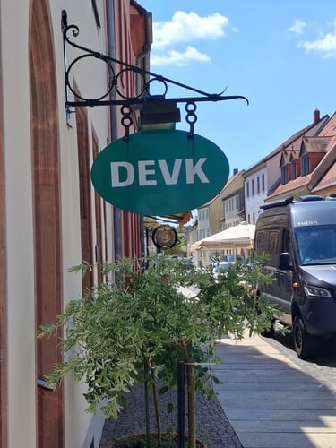 Eingangsbereich der DEVK Versicherung in Grimma