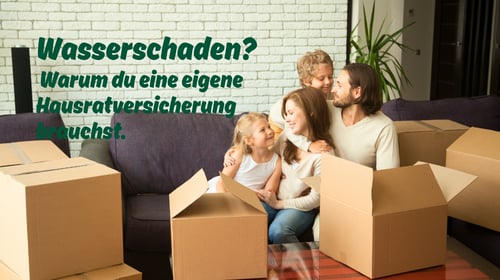 Wasserschaden? Warum du eine eigene Hausratversicherung brauchst. - Familie sitzt zwischen Umzugskisten auf dem Boden ihrer Wohnung