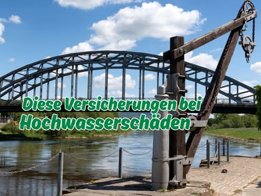 Weser in Rinteln mit Brücke und historischem Kran – Hinweis auf Versicherungen bei Hochwasserschäden und Elementarschutz.