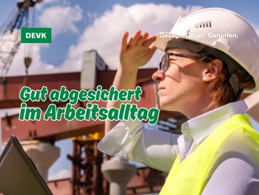 Handwerker mit Schutzausrüstung auf einer Baustelle als Symbol für Arbeitsunfall, Vorsorge und Versicherung in Oberhausen