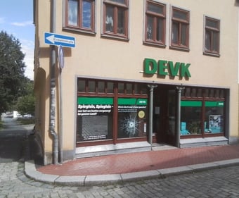 Außenansicht und Schaufenster der DEVK Versicherungsagentur Christian Weitze in Pößneck