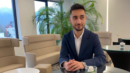 Das Foto zeigt unseren glücklichen Agenturleiter Kemal Severi, aus Treuchtlingen!