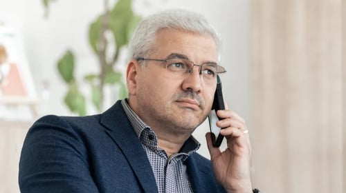 Berater Gökhan Marin am Telefon