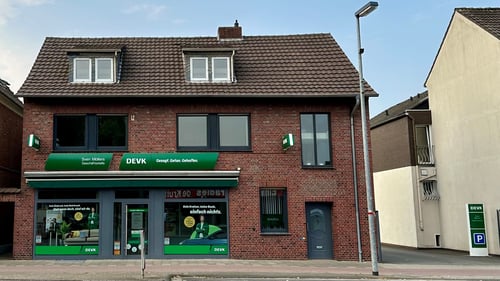 DEVK Versicherung Sven Möllers: Außenansicht Versicherungsagentur mit Schaufenster am Standort Rheine