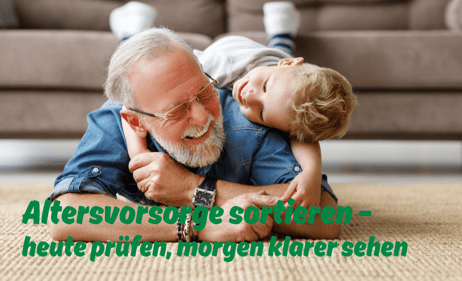 Großvater spielt mit seinem Enkel im Wohnzimmer; Motiv zum Thema Altersvorsorgedepot und persönliche Altersvorsorge in Gera bei der DEVK Agentur Christian Weitze.