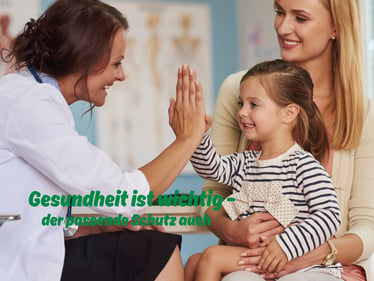 Ärztin gibt einem Kind im Behandlungszimmer ein High Five, daneben sitzt die Mutter, mit DEVK Hinweis zur Krankenzusatzversicherung für Familien in Pulheim.